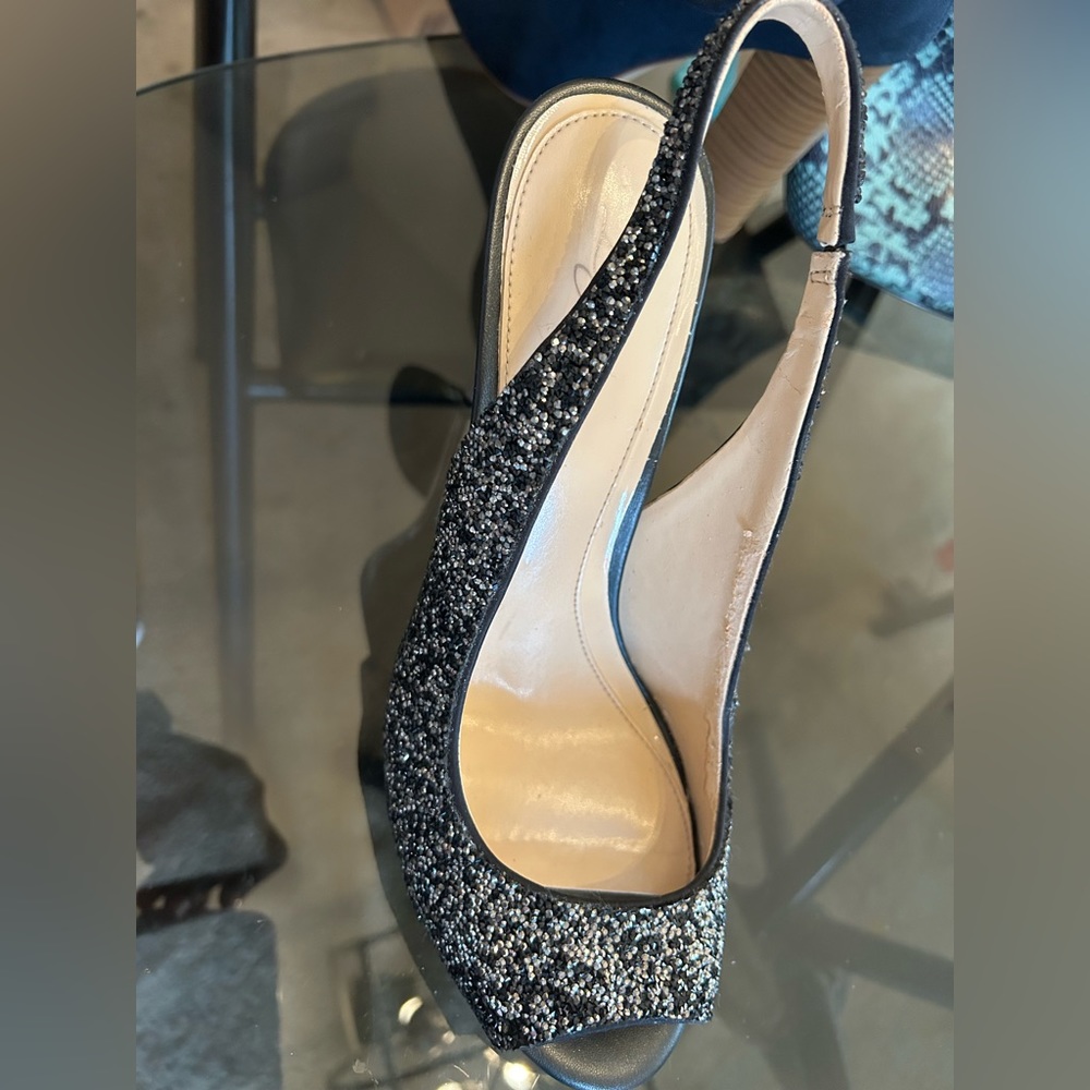 VINCE CAMUTO- HEELS- 9 1/2- black and silver